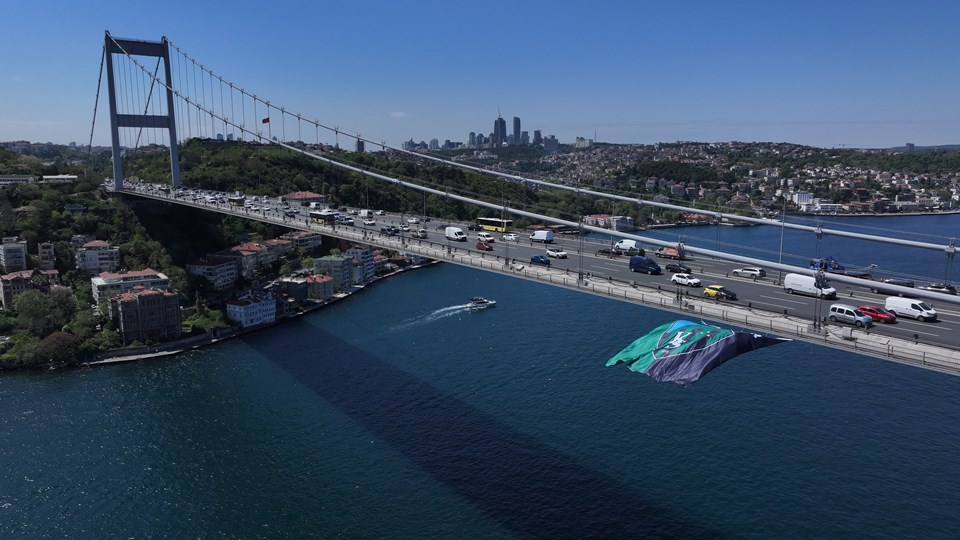 Kocaelispor bayrağı Fatih Sultan Mehmet Köprüsü'nde - 1
