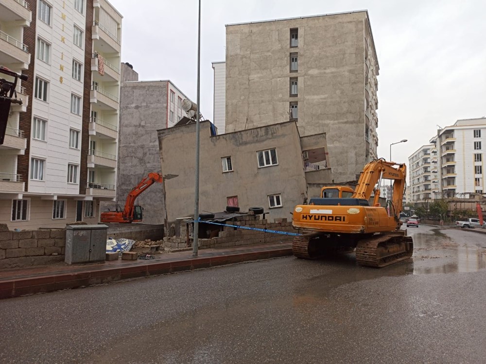 Yan yatan bina iş makineleriyle tutuldu - 3