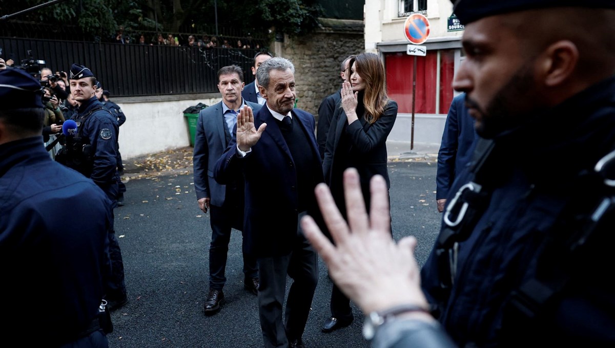 Sarkozy'yi cezaevinde iki polis koruyacak