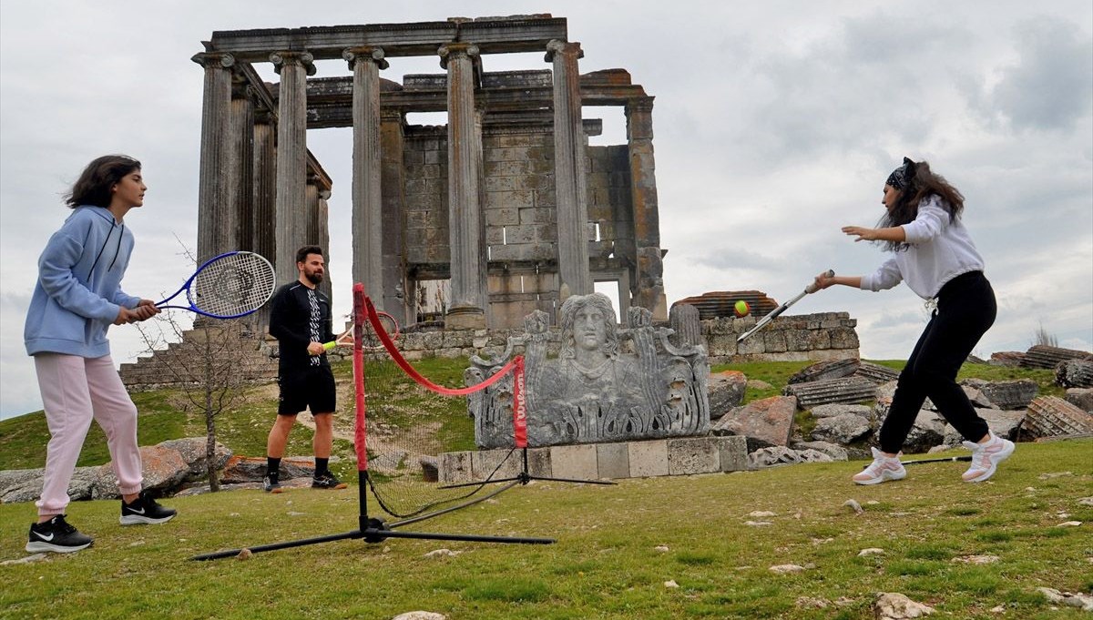 Hem tenis oynatıyor hem tarihi mekanları tanıtıyor Hem tenis oynatıyor hem tarihi mekanları tanıtıyor