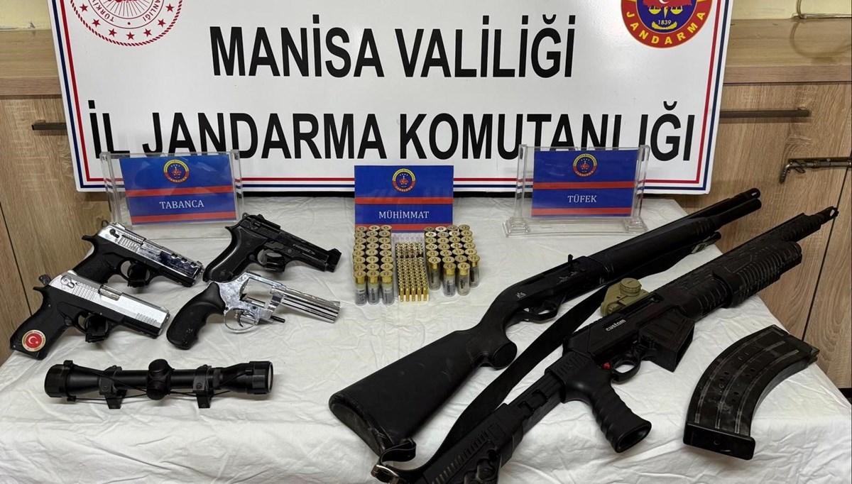 Manisa'da bir evde çok sayıda ruhsatsız silah çıktı
