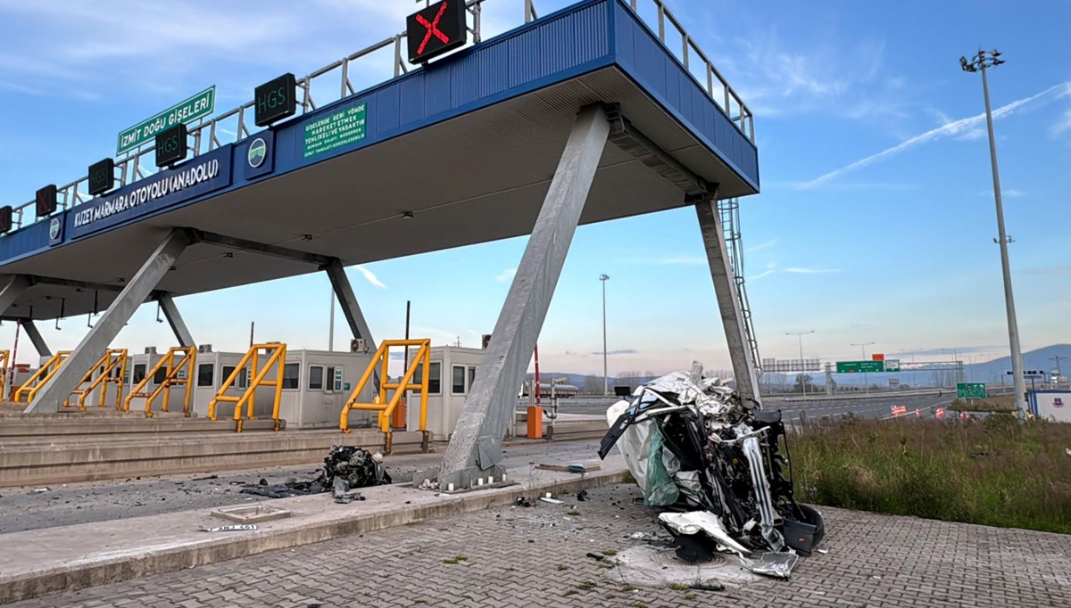 Kocaeli'de gişeye çarpıp motoru fırlayan otomobilin sürücüsü hayatını kaybetti