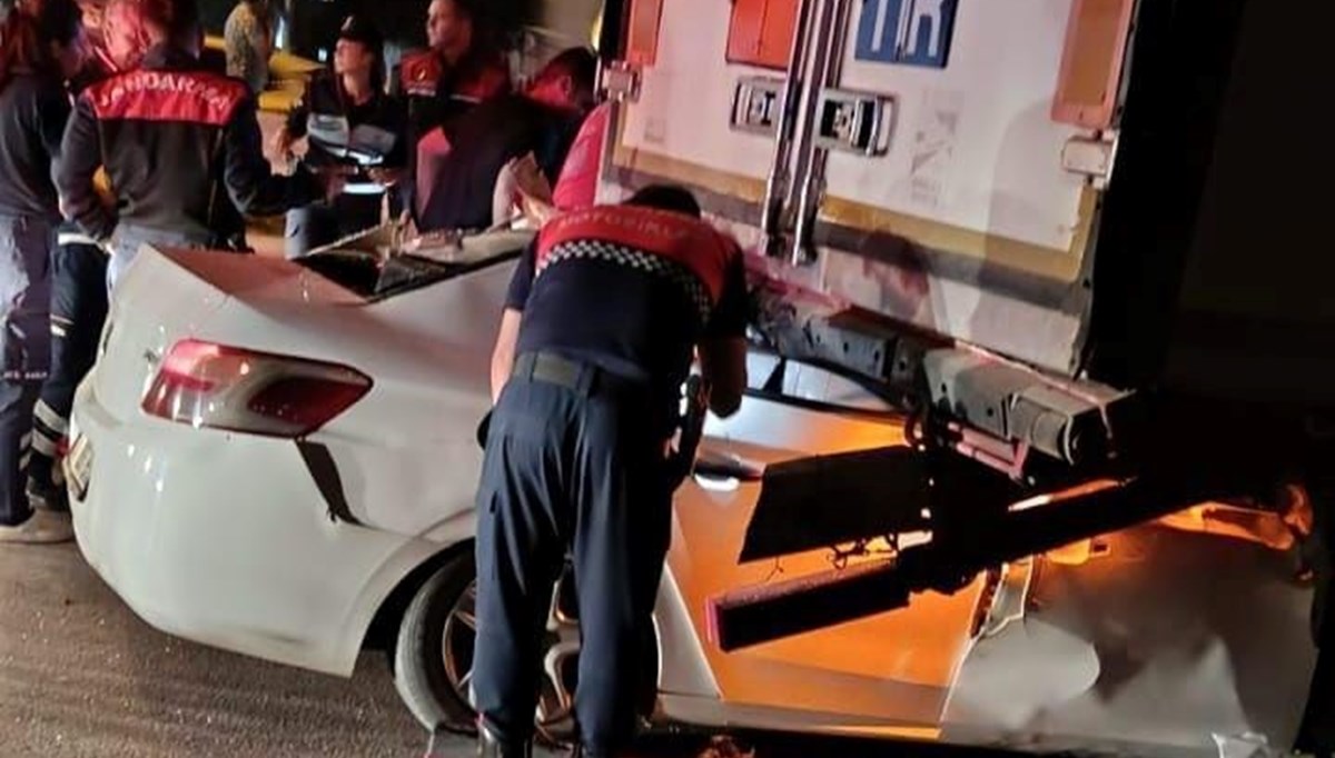 TIR'a arkadan çarpan araçta iki ölüm TIR'a arkadan çarpan araçta iki ölüm