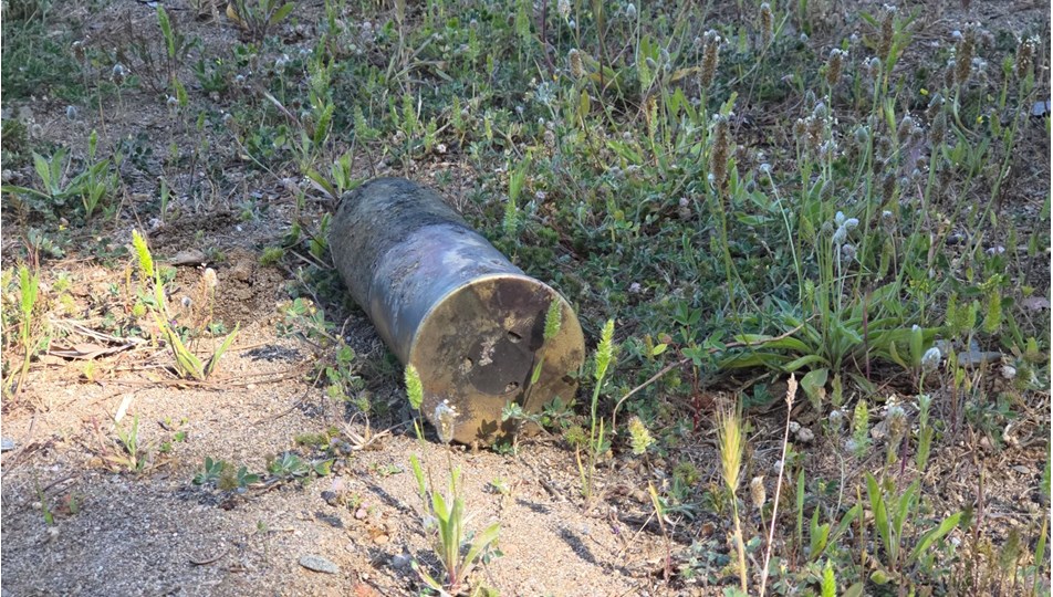 Piknikte oyun oynayan çocuk patlamamış top mermisi buldu