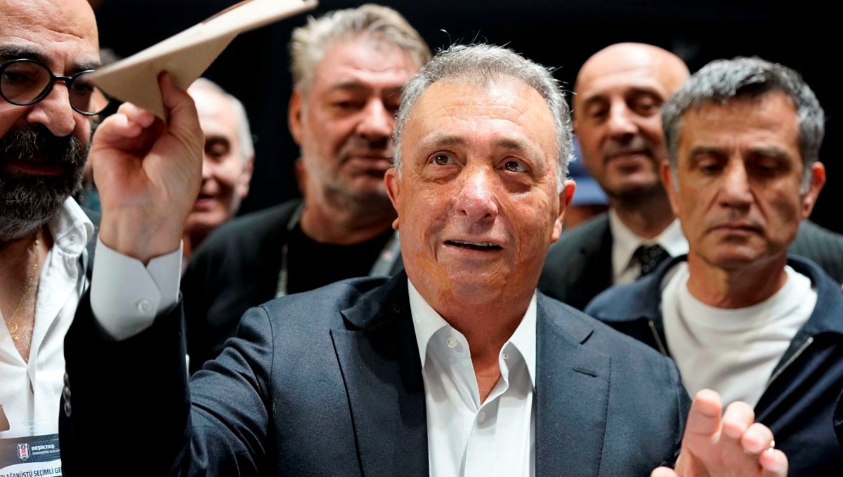 Ahmet Nur Çebi'den hakkındaki iddialara cevap: 3'te 1'i kulüp kasasına bırakıldı Ahmet Nur Çebi'den hakkındaki iddialara cevap: 3'te 1'i kulüp kasasına bırakıldı