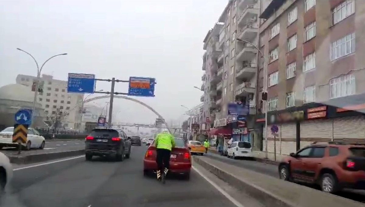 Yakıtı biten aracın imdadına trafik polisi yetişti