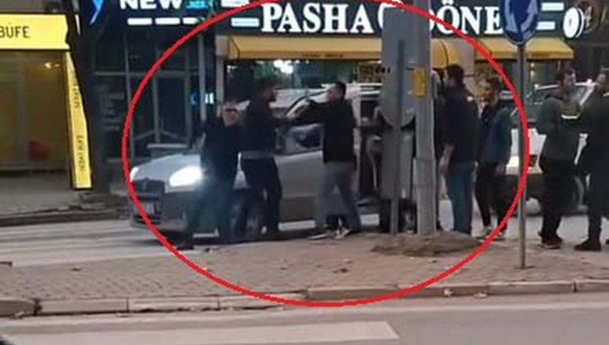 Bursa'da yol verme tartışması yumruklu kavgaya dönüştü Bursa'da yol verme tartışması yumruklu kavgaya dönüştü