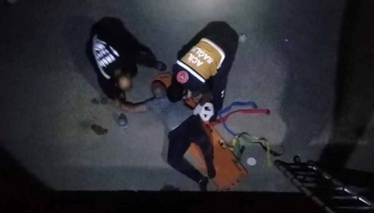 Otomobilindeki arızayı kontrol etmek istedi: 3 metrelik menfeze düştü Otomobilindeki arızayı kontrol etmek istedi: 3 metrelik menfeze düştü