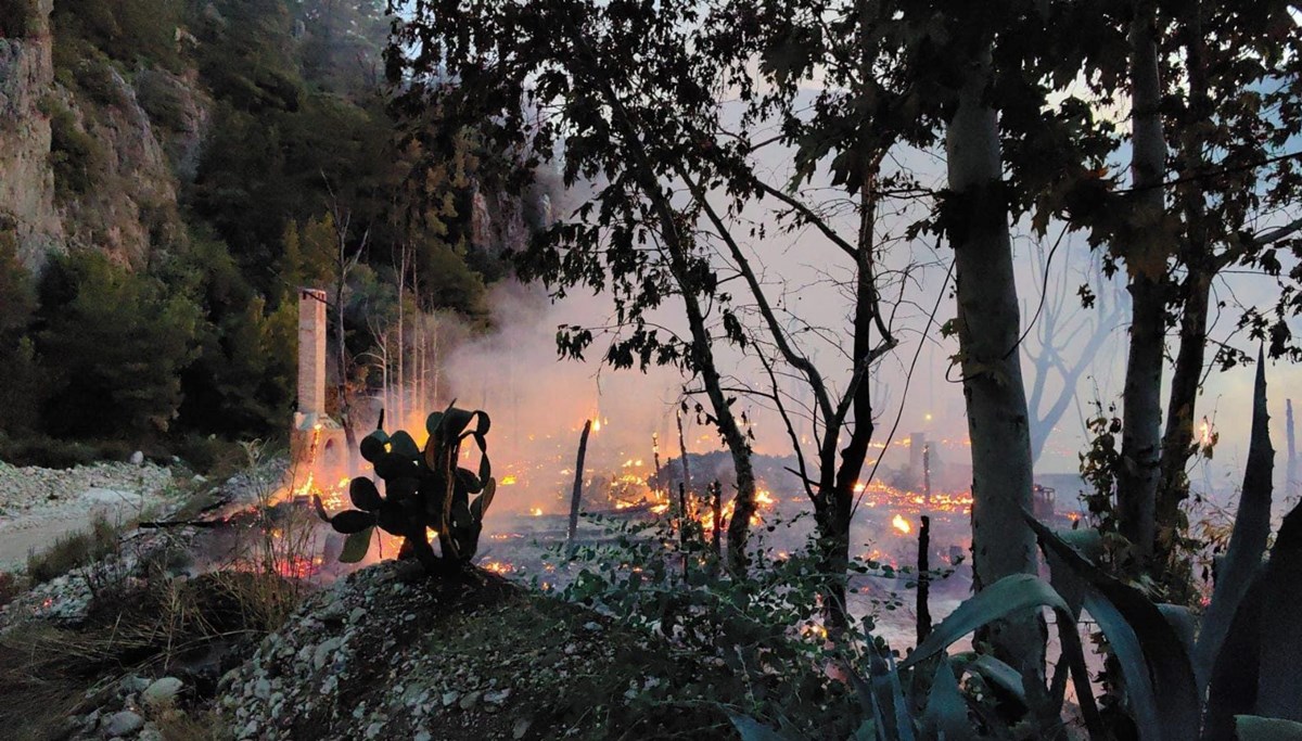 Antalya Olympos’taki Kadir'in Ağaç Evleri tamamen yandı