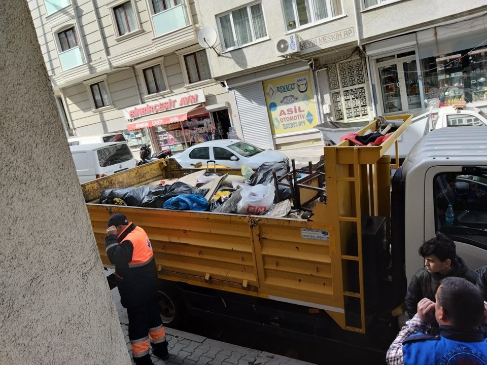 63 yaşındaki kadının evinden 5 kamyon çöp çıktı - 1