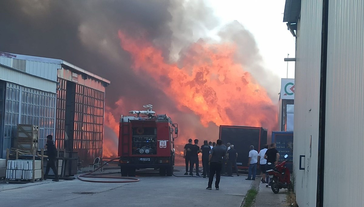 Bursa’da kereste imalathanesinde yangın: Rüzgarın da etkisiyle büyüdü, müdahale sürüyor