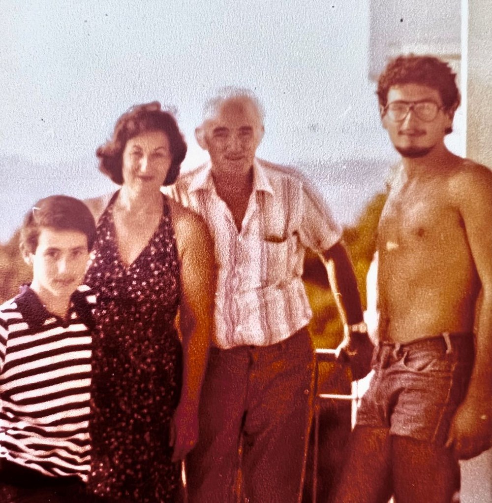 Su Burcu Yazgı Coşkun'dan nostaljik kare (Ünlülerin çocukluk ve gençlik halleri) - 127