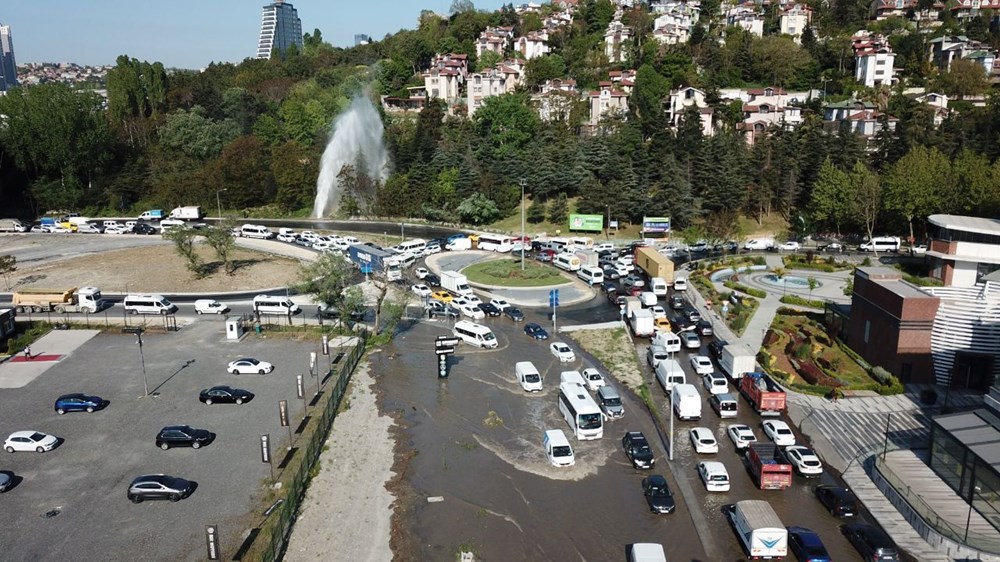 Başakşehir'de su borusu patladı: Yollar göle döndü - 2
