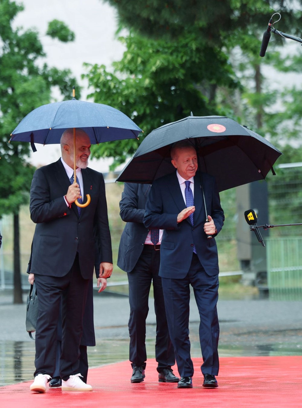 Meloni'yi diz çökerek karşıladı: Spor ayakkabıları Erdoğan'ın dikkatinden kaçmadı - 5