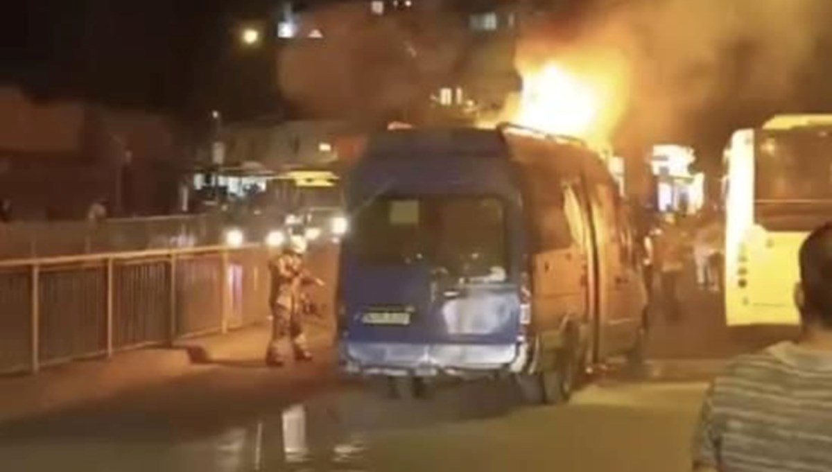 İstanbul’da minibüs yangını: Yolcular son anda indirildi İstanbul’da minibüs yangını: Yolcular son anda indirildi