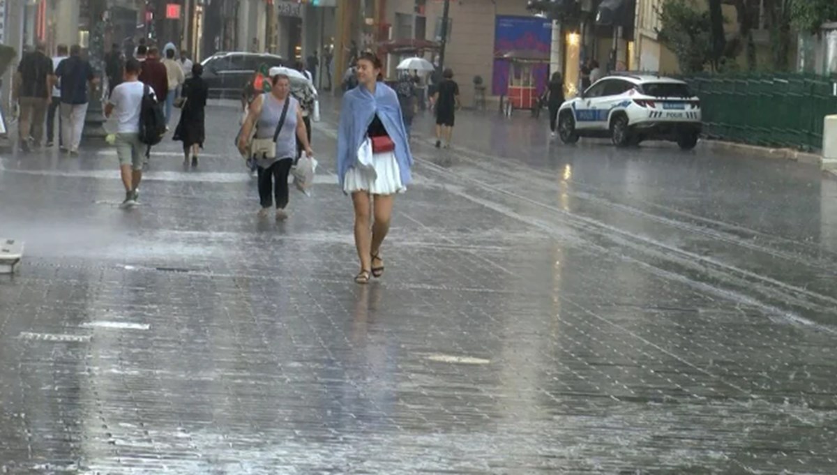 AKOM İstanbul için saat verdi! Çok kuvvetli geliyor, 4 Eylül'e kadar sürecek AKOM İstanbul için saat verdi! Çok kuvvetli geliyor, 4 Eylül'e kadar sürecek