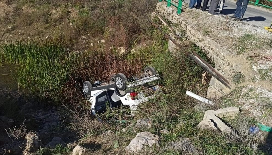 Konya’da otomobil köprüden düştü