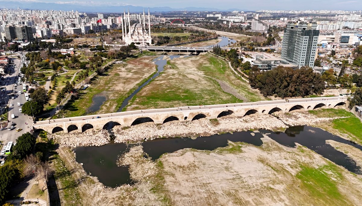 Bin 640 yıllık tarihi köprü seyyar satıcıların meskeni haline geldi