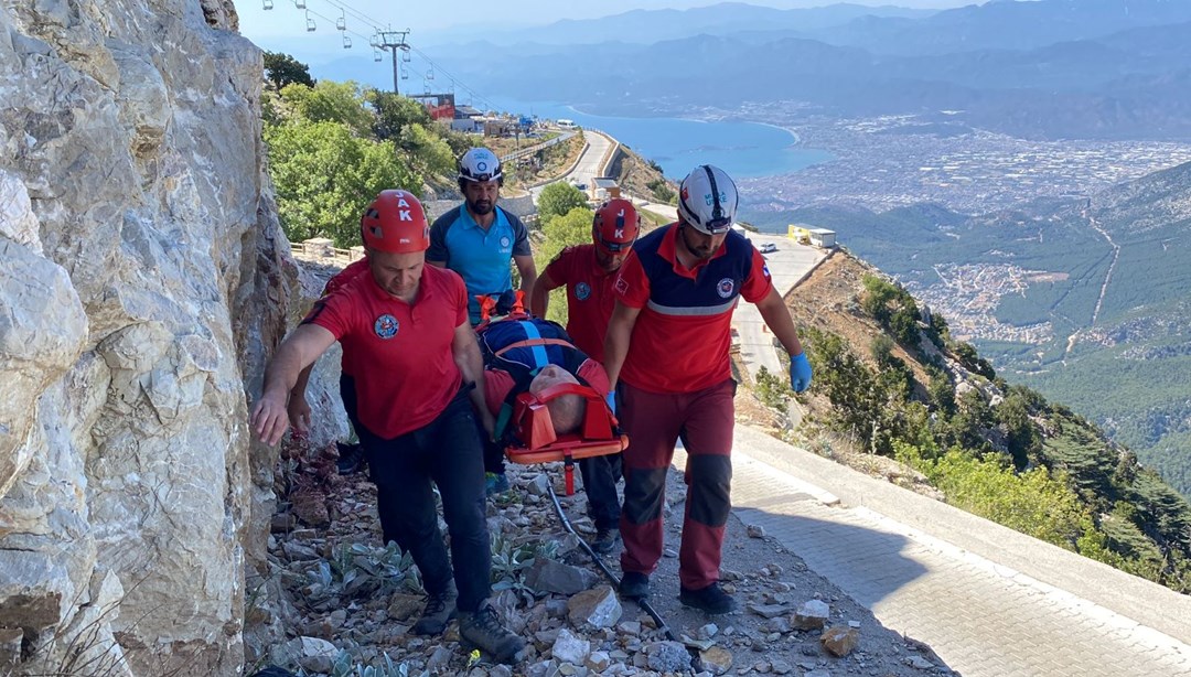 Fethiye'de yamaç paraşütü kazası Kayalıklarda asılı kaldı