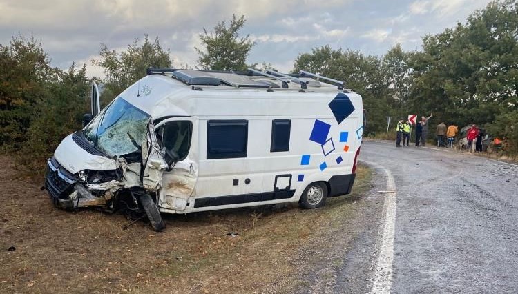 Balıkesir'de 2 minibüs çarpıştı: 6 yaralı