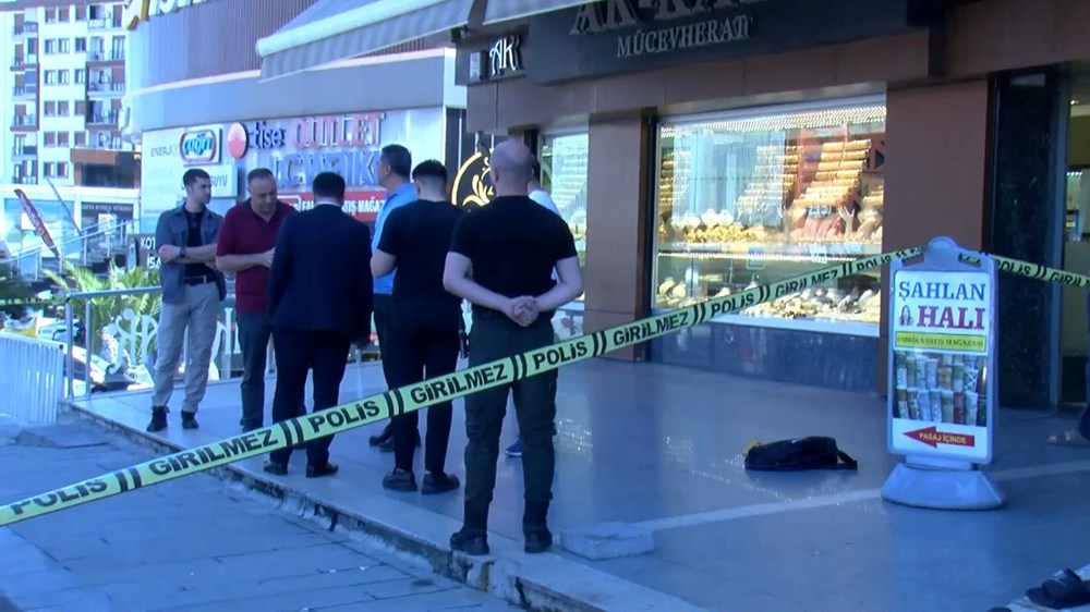 İstanbul'un göbeğinde silahlı soygun girişimi: Silahlar patladı - 4