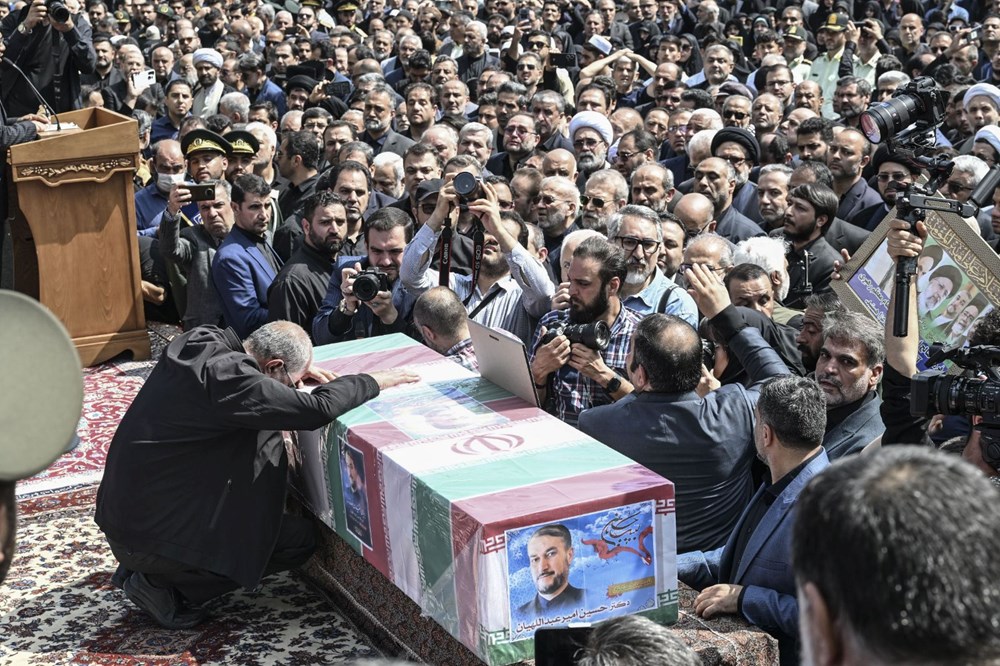 İran Cumhurbaşkanı Reisi ve Dışişleri Bakanı Abdullahiyan toprağa veriliyor - 2