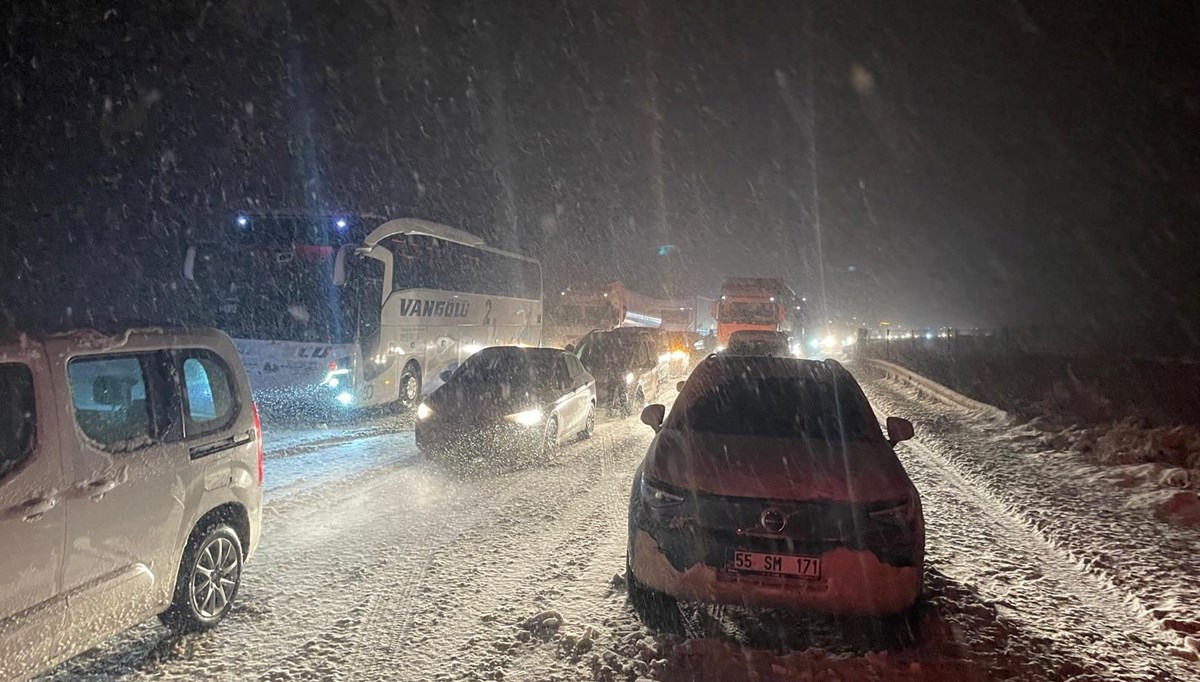 Ulaşıma kar engeli: Araçlar yolda kaldı, kazalar nedeniyle trafik durdu