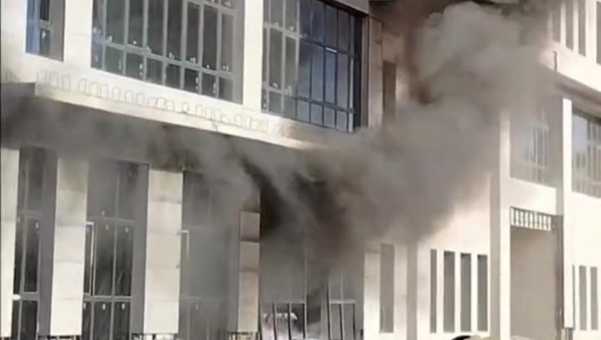 Kahramanmaraş'ta hastane inşaatında korkutan yangın Kahramanmaraş'ta hastane inşaatında korkutan yangın