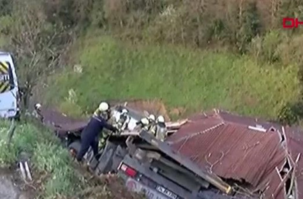 Demir yüklü TIR gecekondunun üstüne devrildi - 4