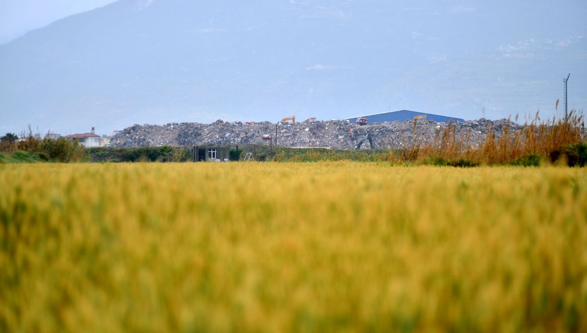 Kuş cennetinde enkaz molozlarından dağ oluştu Kuş cennetinde enkaz molozlarından dağ oluştu