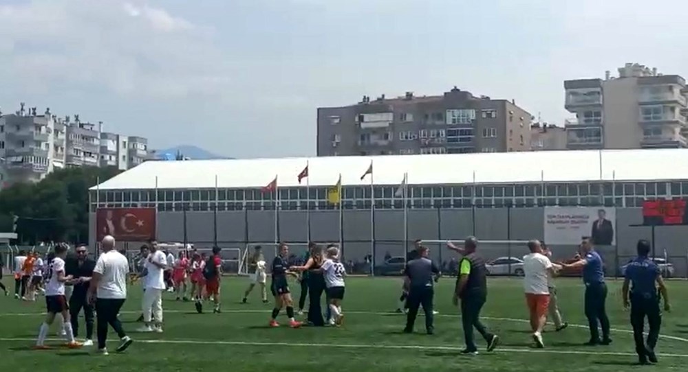 Taraftar sahada kadın futbolculara saldırdı: Erkek taraftar bize yumruk attı - 4