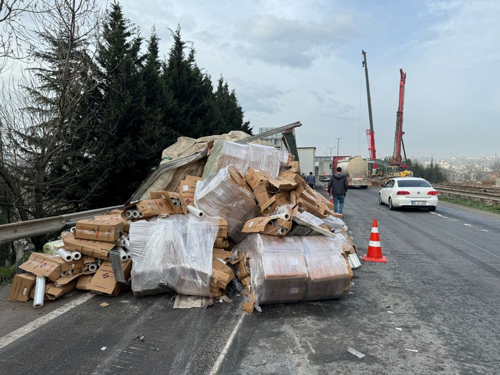 Anadolu Otoyolu’nda TIR devrildi: İstanbul yönünde kontrollü ulaşım tek şeride düştü - 2