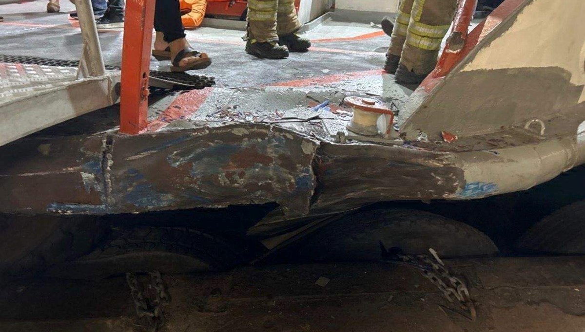 Yolcu motoru, kuru yük gemisi ile çarpıştı