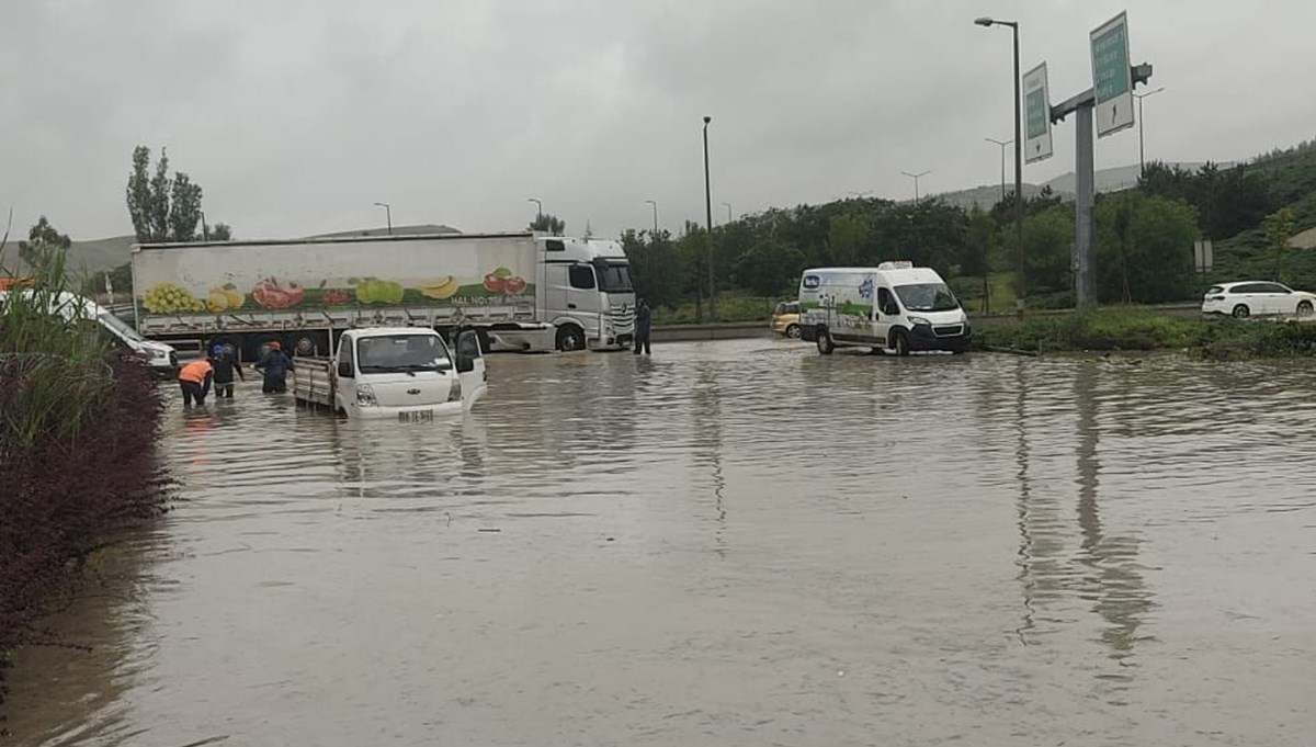 Ankara'da yollar göle döndü