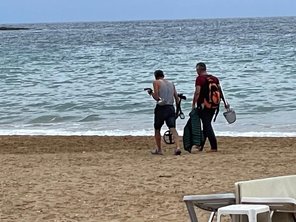 Antalya’da havalar serinledi, plajlar onlara kaldı |
Dedektörle değerli eşya arıyorlar - 1