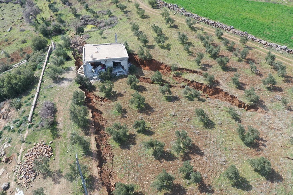 Ev, deprem sonrası oluşan yarığa gömüldü - 1