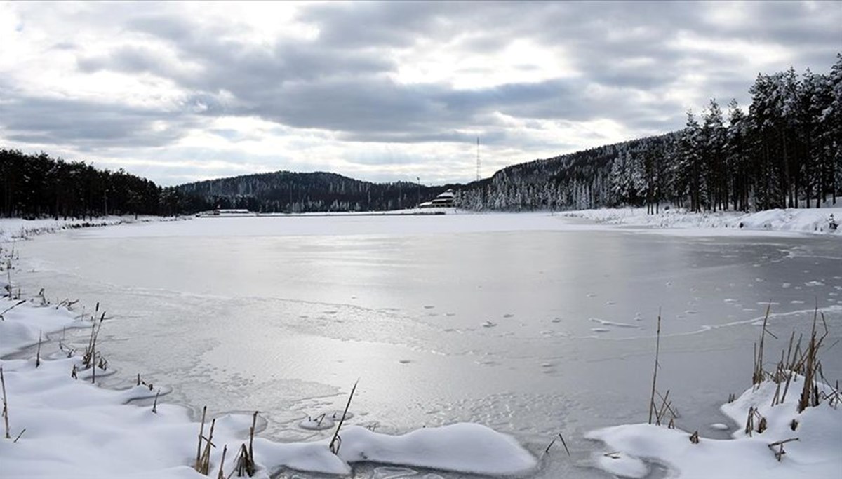 Düzce'deki Topuk Yaylası Göleti beyaza büründü