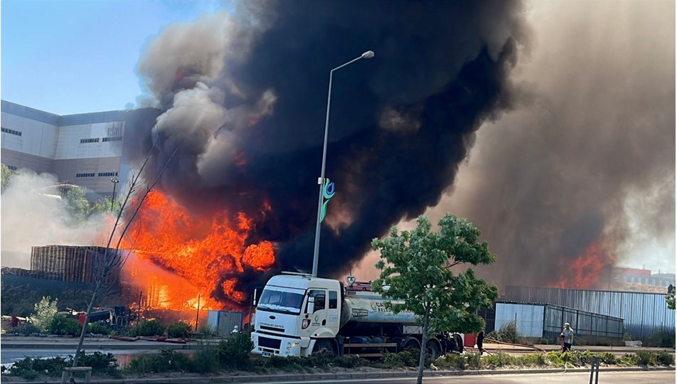 Kocaeli'de palet fabrikasında yangın: İki yaralı