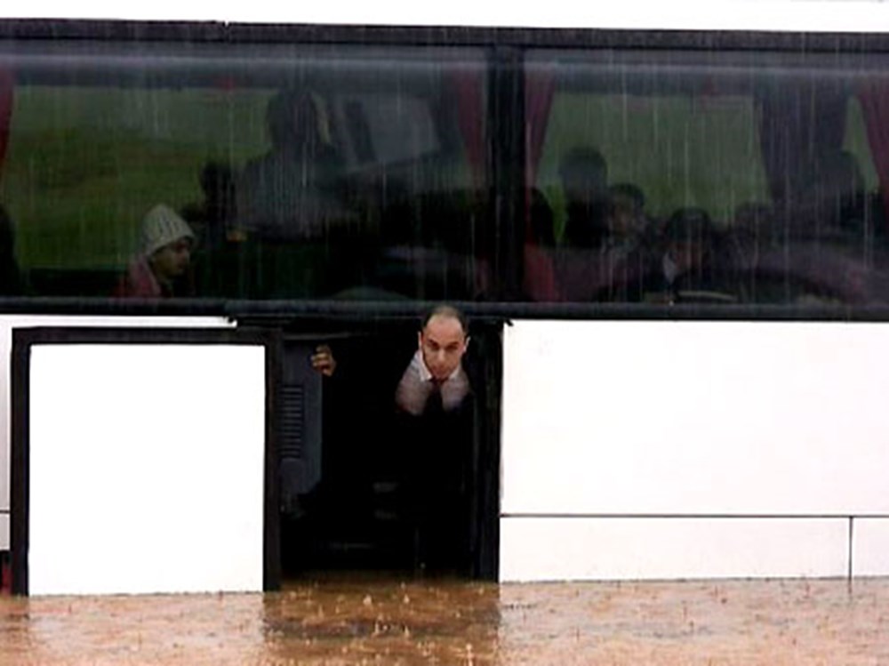 Şehrin göbeğinde sel yutuyordu - 1