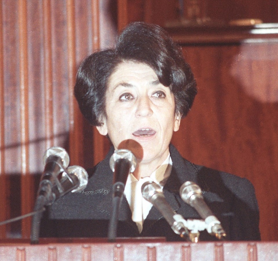Akyol, 14 Aralık 1987'de SHP İzmir Milletvekili olarak TBMM'de yemin ederken görülüyor. (Arşiv)
