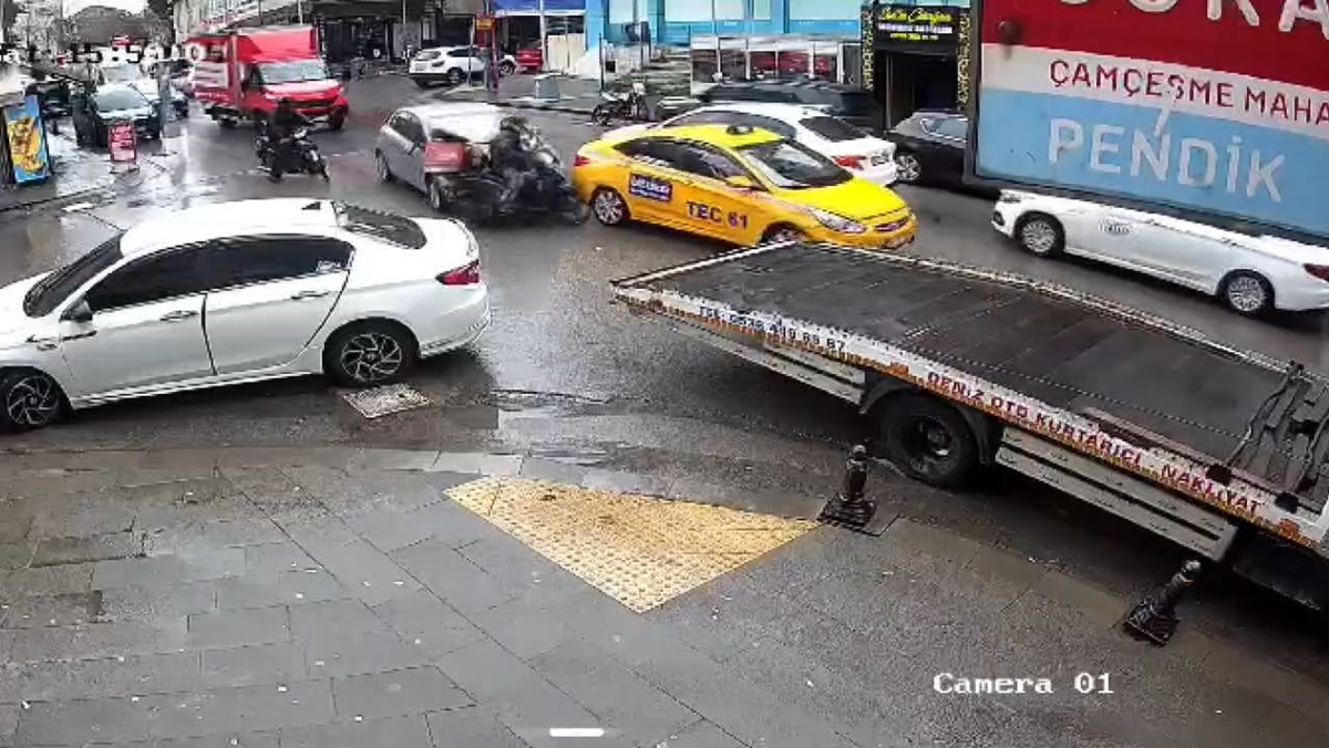 Görüntüdeki gri otomobilin, motosikleti sürüklemeye başladığı an