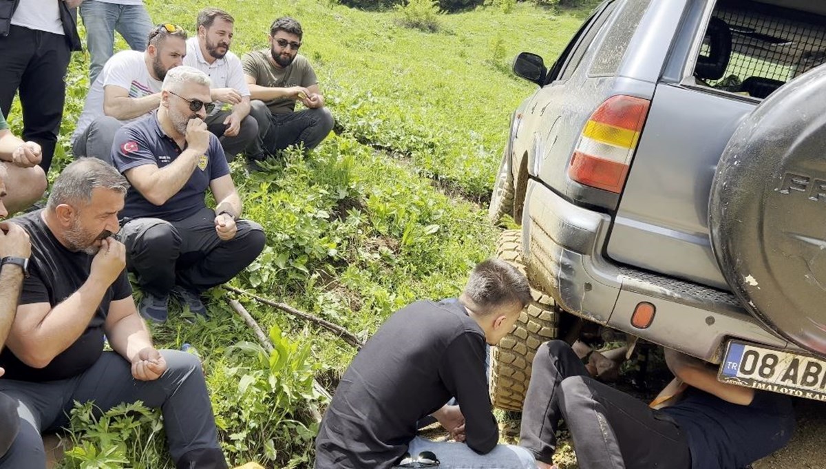Yolda kalan arkadaşlarını çekirdek çitleyerek izlediler Yolda kalan arkadaşlarını çekirdek çitleyerek izlediler