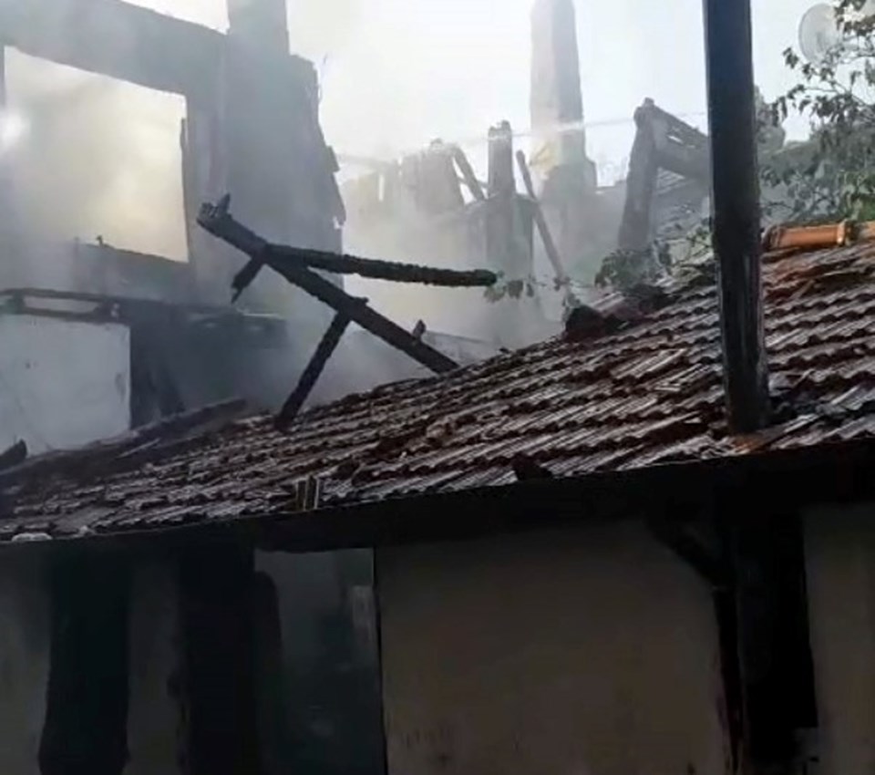 Başkent'te yangın: 4 eski Ankara evi kül oldu - 1