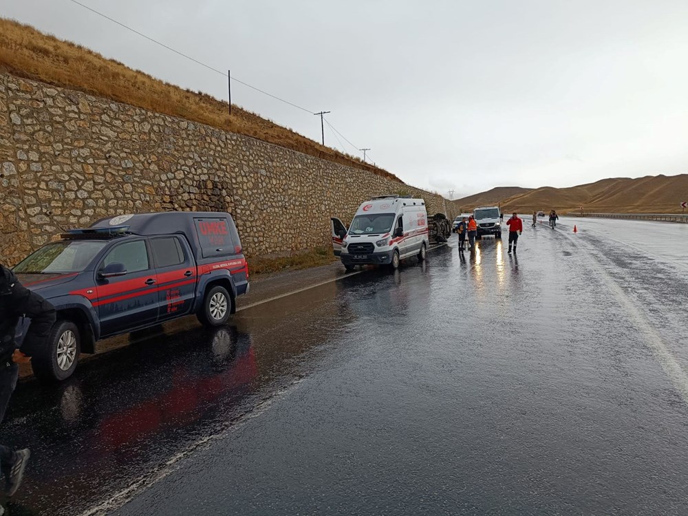 Yolcu minibüsü devrildi: 2'si ağır, 14 yaralı - 5