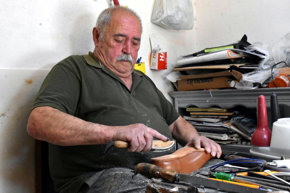 Tireli Hasan usta, 64 yıldır mesleğini sürdürüyor: "Elle yapan öbür usta yok" 74 J Yps48tvESQaPJhqWS6dw