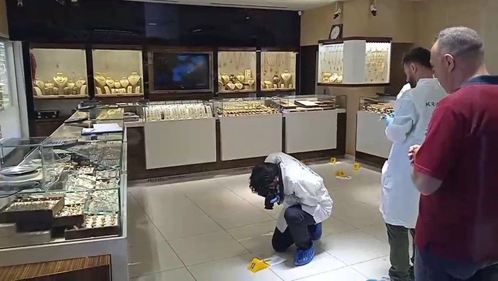 İstanbul'un göbeğinde silahlı soygun girişimi: Silahlar patladı - 2