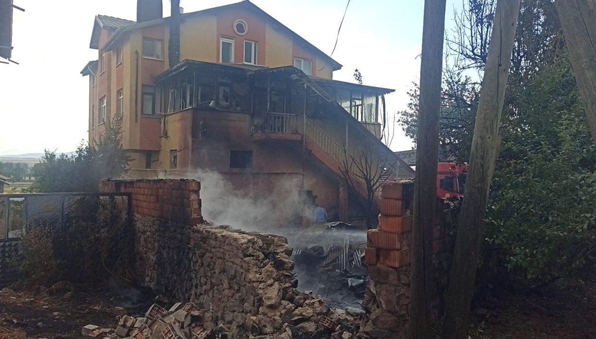Otları temizlemek isterken komşunun evini yaktı