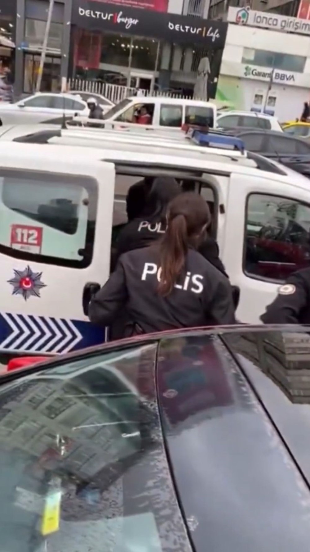 تركيا اليوم امرأة أجنبية تقاوم الشرطة وتخلع ملابسها بعد ان حاولت التحقق من صلاحية تصريح إقامتها في مترو إسطنبول Oturma izni biten Kenyalı kadın, soyunup polise direndi - 3