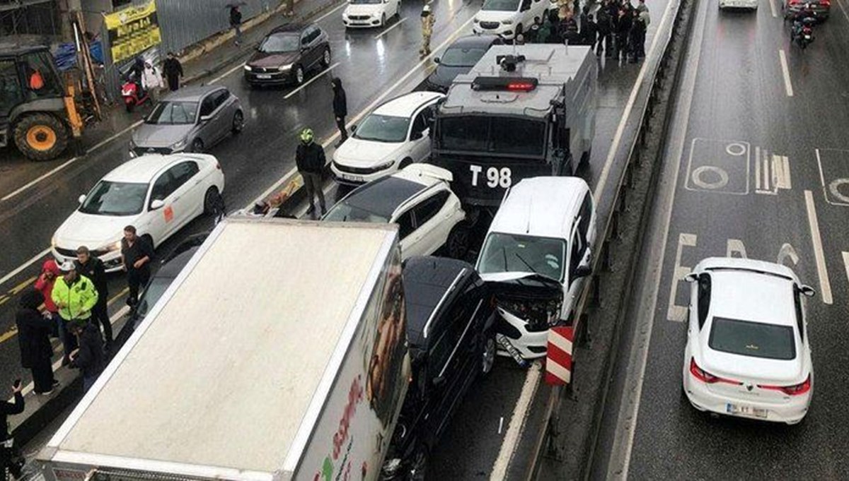 Üsküdar'da TOMA'nın da karıştığı zincirleme trafik kazası Üsküdar'da TOMA'nın da karıştığı zincirleme trafik kazası