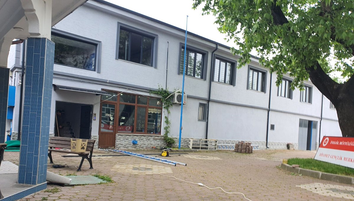 Tabela takarken merdivenden düşüp yaralandı